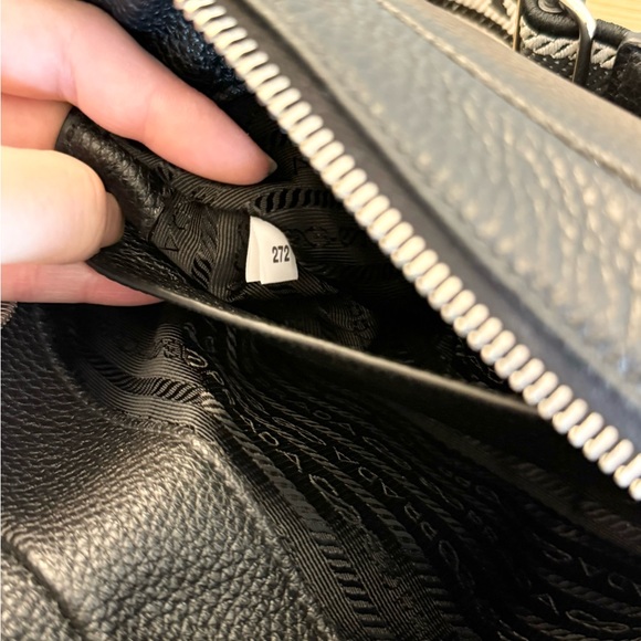 PRADA Logo-Plaque Small Leather Crossbody Bag in Black - Picture 14 of 16